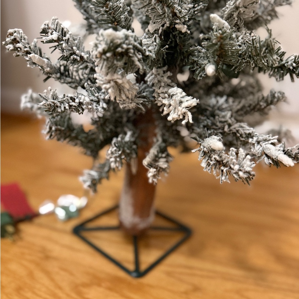 Frontgate Pre-Lit Flocked Alpine Tree - NWT - Picture 11 of 16